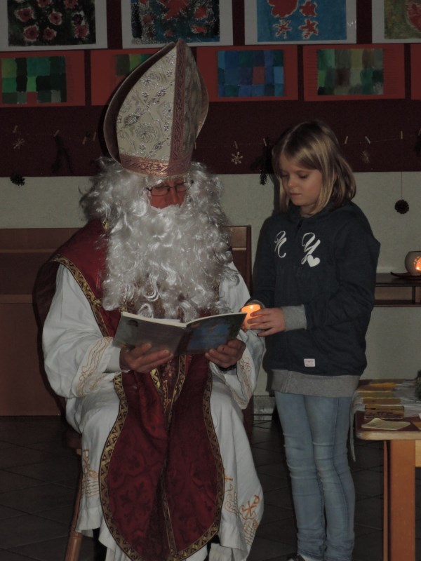 Der Nikolaus besucht am 6. Dezember die Schulkinder.