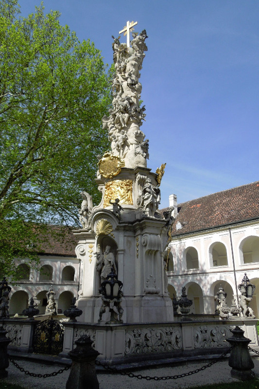 Dreifaltigkeitssäule im Innenhofes des Stiftes Heiligenkreuz.