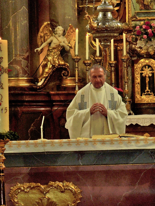 Pater Bruno feierte mit den Senioren eine Hl. Messe