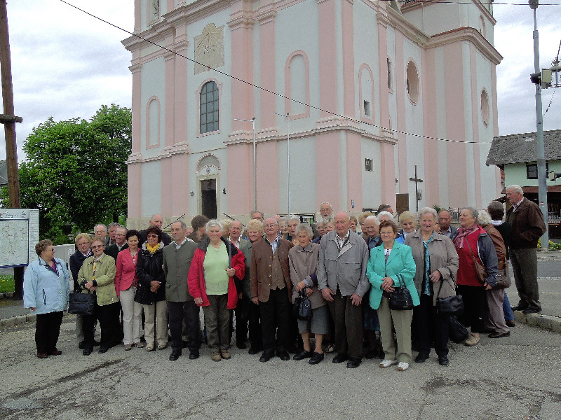 Gruppenfoto vor der Kirche