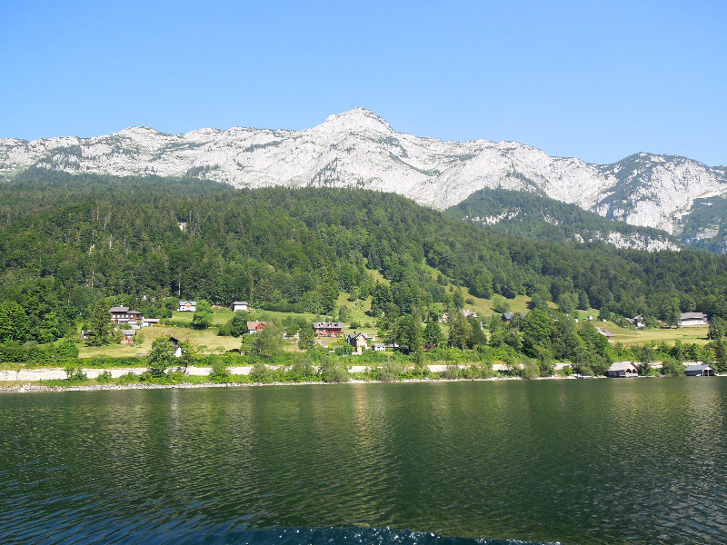 Herrliche Berge rund um dem See.