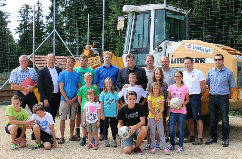 Vizebürgermeister Mario Wührer und Vertreter der Stadt Waidhofen an der Ybbs  überzeugen sich mit Vertretern des Dorferneuerungsvereins vom raschen Baufortschritt 