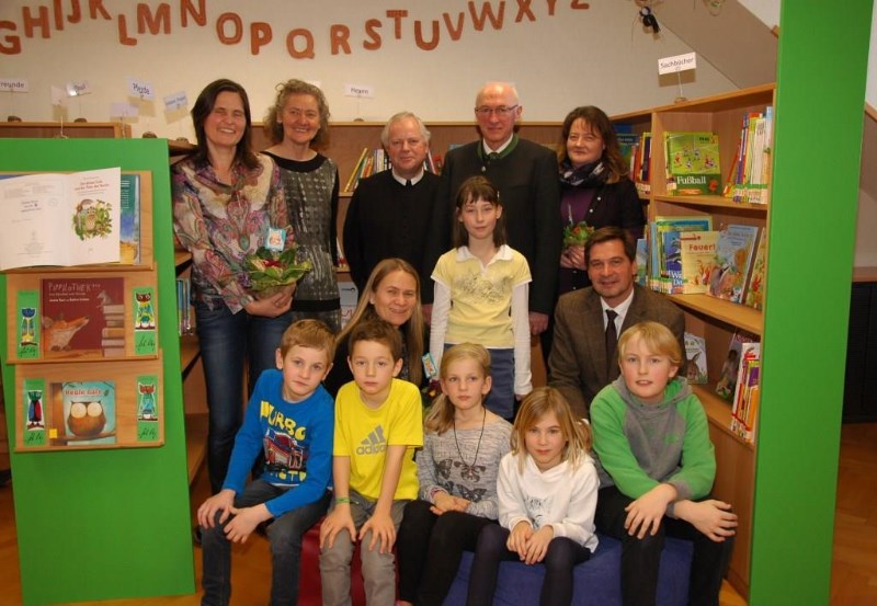 P. Franz, Bürgermeister und Pflichtschulinspektor freuen sich mit den Lehrerinnen der Volksschule über das gelungene Werk.