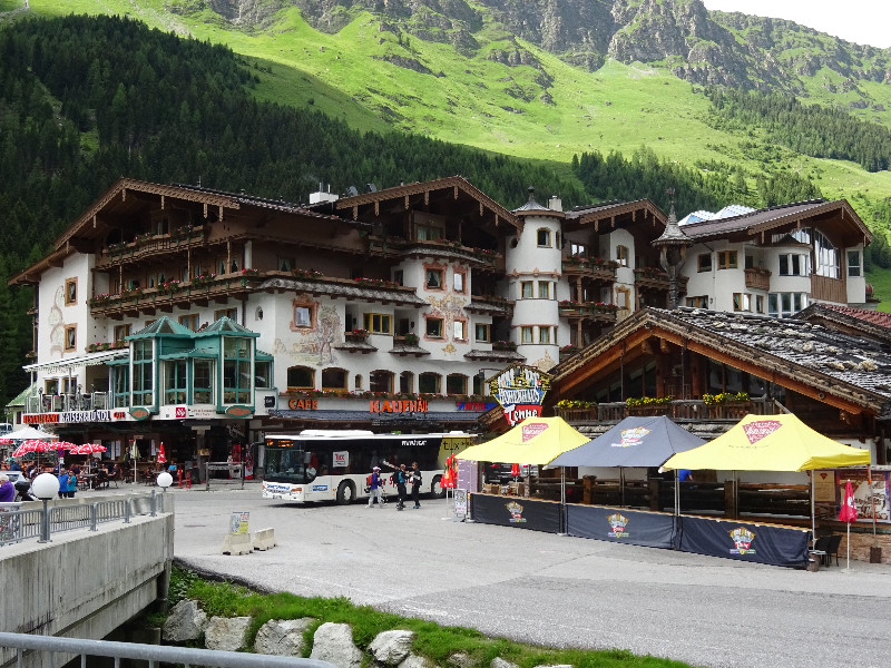 Hotel bei der Talstation der Hintertuxer Gletscherbahn, Vorne die Hohenhaus Tenne
