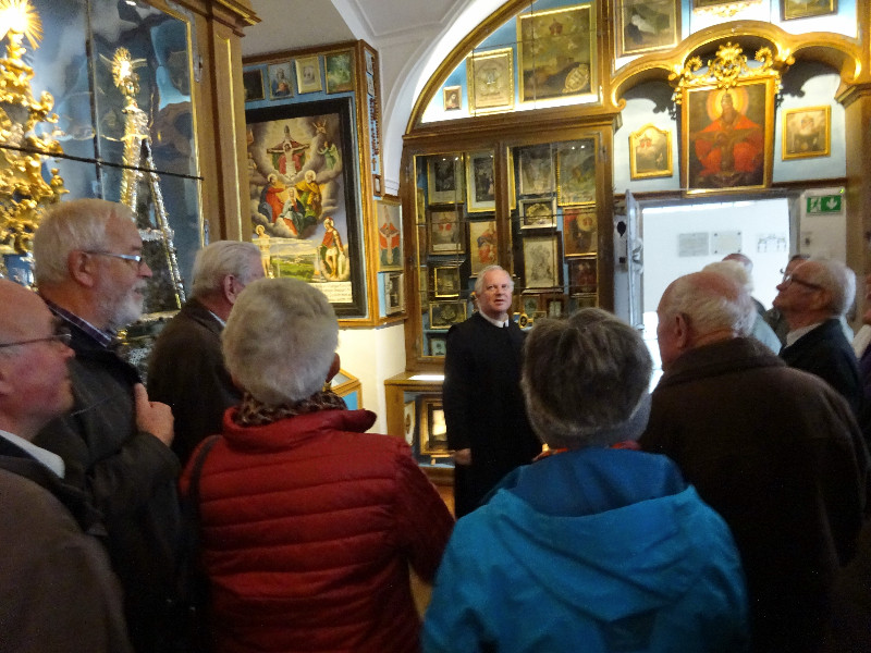 Pater Franz führte uns durch die Schatzkammer der Wallfahrtskirche.