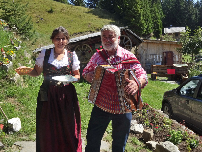 Der Besitzer der Christebauerhütte in Pusarnitz und seine Tochter.