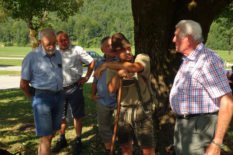 Christoph Wolf ein Forstwirt geht mit den gehfreudigen Senioren die große Runde durch den Wald.