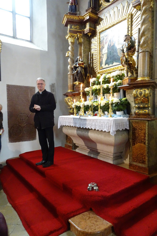 Pfarrer Poschenrieder von Maria Laach bei der Kirchenführung 