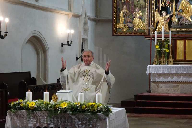 Pater Bruno feiert mit den Senioren eine hl. Messe