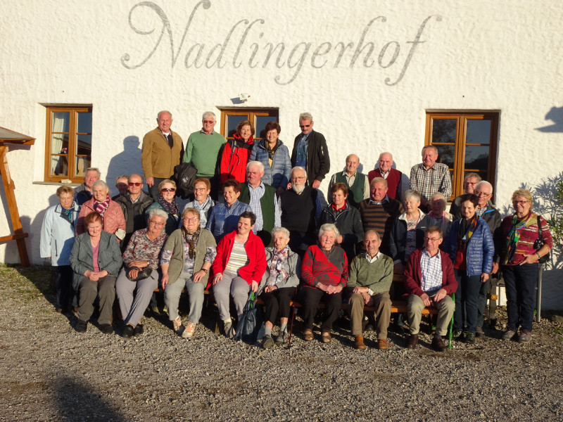 Gruppenfoto der Senioren vor dem Nadlingerhof.
