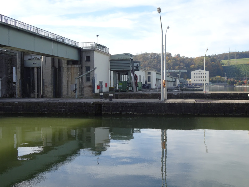 Das Donaukraftwerk von außen.