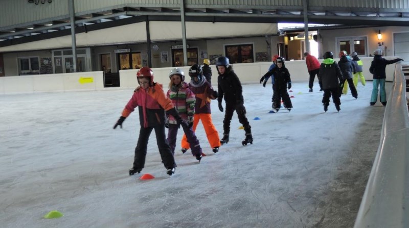 Bewegungs- und Sportunterricht am Eislaufplatz