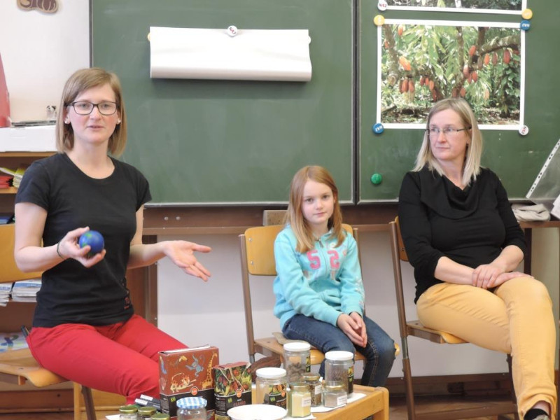 Martina Schauer und Monika Wegscheider informieren die Kinder: Viel Interessantes und Wissenswertes über Schokolade
