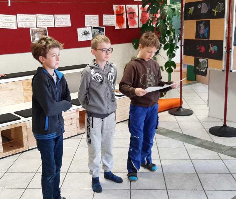 In einer Schülerzeitung haben Moritz, Matthias und Michael Interessantes zur Gewinnung von Erdgas in einer Schülerzeitung gefunden. 