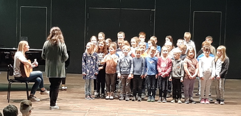 Kikariki - ein lustiges Lied - begleitet werden die Kinder von Lehrerin Andrea Schallauer
