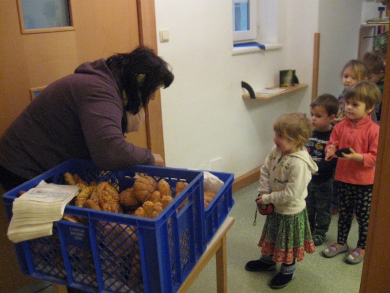 Jeden Mittwoch dürfen die Kinder ihre Jause beim Bäcker einkaufen.